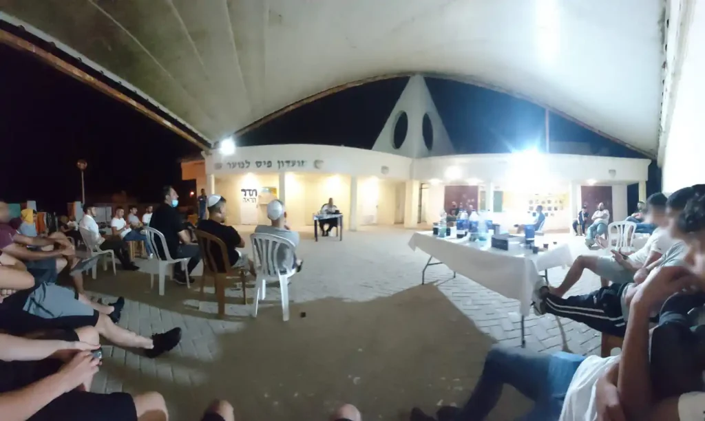 מעט מן האור דוחה הרבה מן החושך