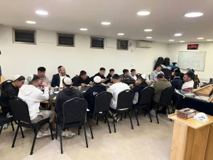 "מישהו יכול להשלים מנין לשבע ברכות?"