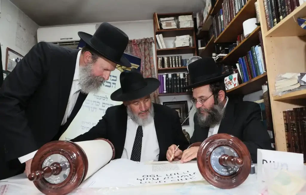 מעמד מרגש בסיום כתיבת ספר התורה שהוקדש לארגון 'לב לאחים' על ידי הרהג רבי אורי זוהר זצוק"ל