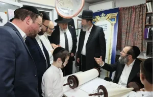 מעמד מרגש בסיום כתיבת ספר התורה שהוקדש לארגון 'לב לאחים' על ידי הרהג רבי אורי זוהר זצוק"ל