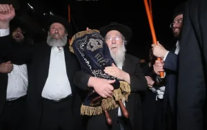 מעמד מרגש בסיום כתיבת ספר התורה שהוקדש לארגון 'לב לאחים' על ידי הרהג רבי אורי זוהר זצוק"ל