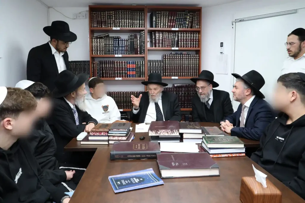 נערי מדרשת עפולה במעונו של מרן הגרמה הירש שליטא